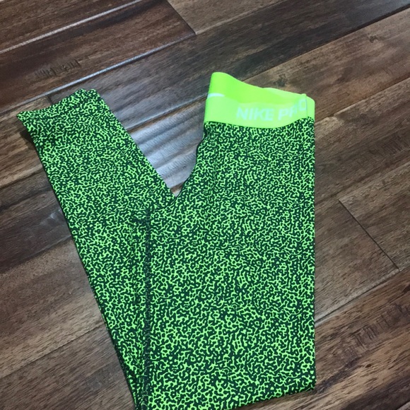 NWOT Nike Pro workout pants - Picture 1 of 4